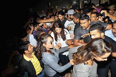 T’town stars turned up at a mall