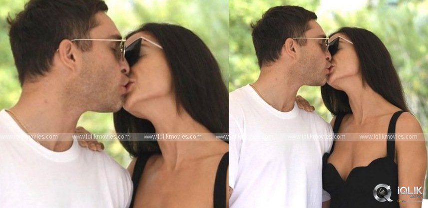 pic-talk-amy-kissing-her-boyfriend-in-italy