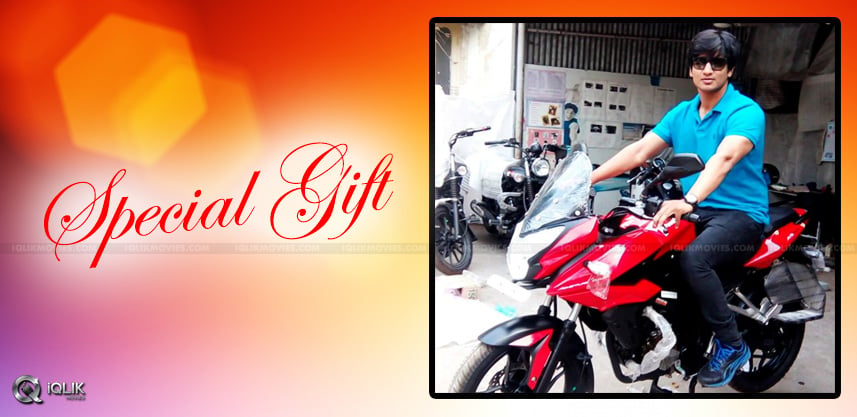 young-hero-nikhil-gifts-bike-to-his-assistant
