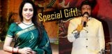 balakrishna-gifts-saree-to-hema-malini-details