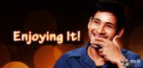 maheshbabu-enoying-koratala-siva-movie