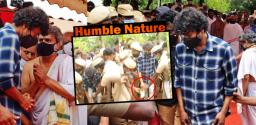 actor-vijay-takes-off-fan-slipper-at-spb-funeral