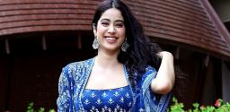 big-update-on-jahnvi-kapoor-s-debut-in-telugu