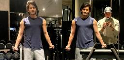 mahesh-babu-flaunts-his-muscles-in-style