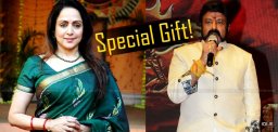 balakrishna-gifts-saree-to-hema-malini-details