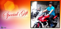 young-hero-nikhil-gifts-bike-to-his-assistant