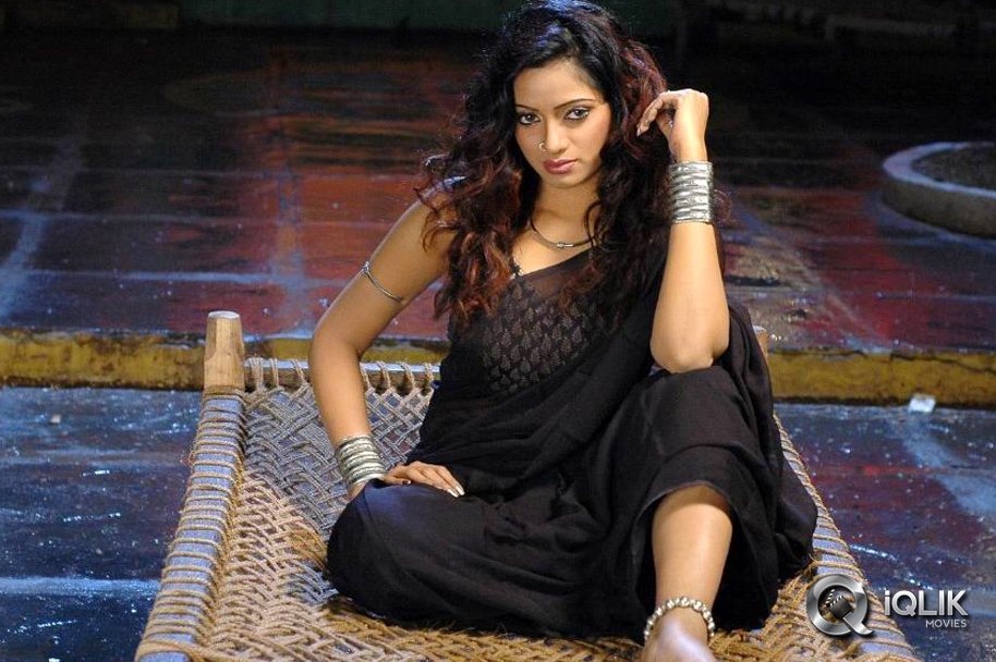 Udaya%20Bhanu%20hot%20navel%20photos_iql